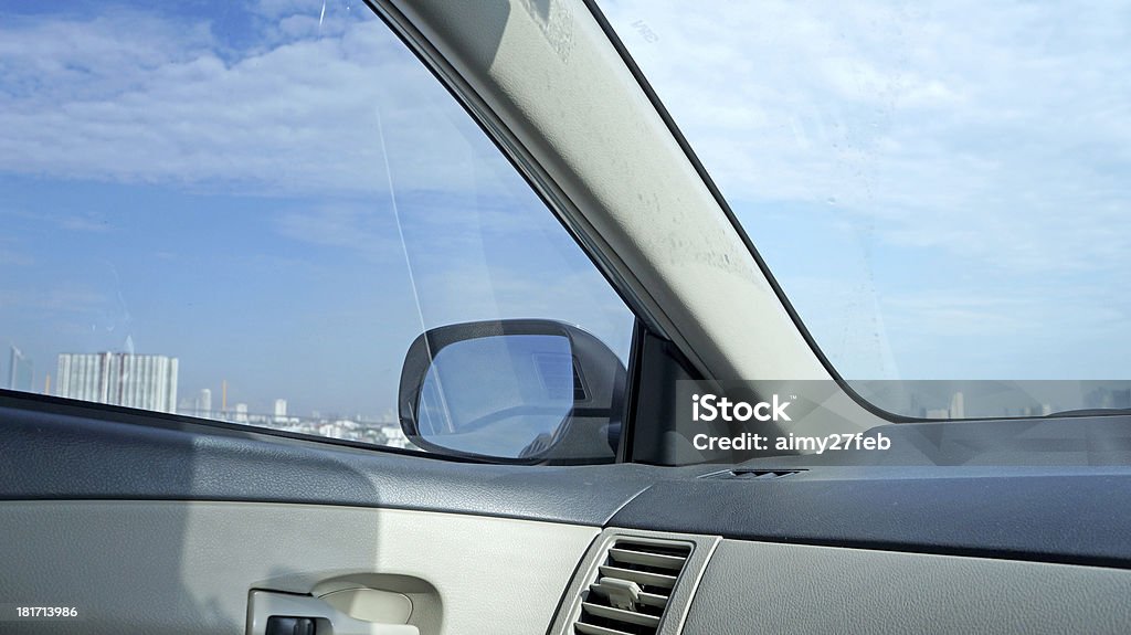 Vista desde el interior del coche con el cielo azul de fondo - Foto de stock de Coche libre de derechos