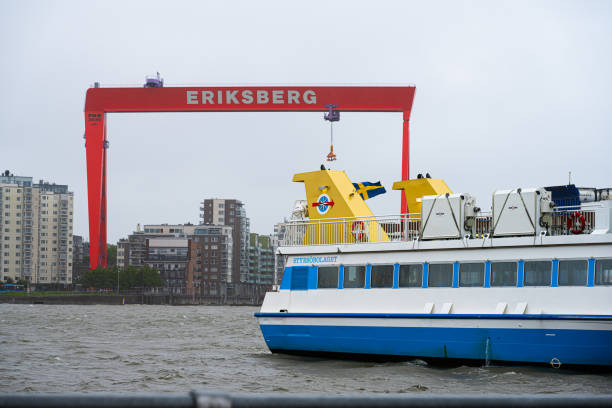 eriksberg gantry 크레인 앞을 지나가는 여객선.. - passenger ship ferry crane harbor 뉴스 사진 이미지