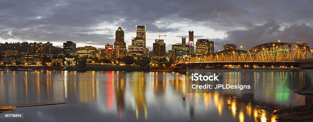 Portland edificios del centro de la ciudad en puesta de sol - Foto de stock de Aire libre libre de derechos