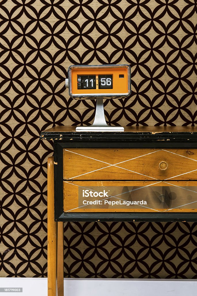 Retro rádio-relógio na mesa de cabeceira - Foto de stock de 1960-1969 royalty-free
