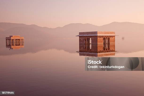 Edifício Em Jal Mahal De Flutuante Palácio De Jaipur Índia - Fotografias de stock e mais imagens de Lago