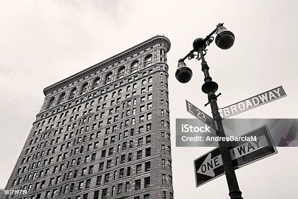 Foto de Flatiron Building E Lâmpada De Rua Nova York e mais fotos de stock de Prédio Flatiron - Prédio Flatiron, Ângulo, Alto - Descrição Geral