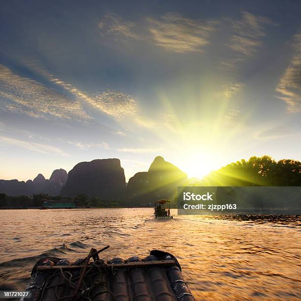 中国の桂林ラフティング - いかだのストックフォトや画像を多数ご用意 - いかだ, カルスト地帯, スクエア