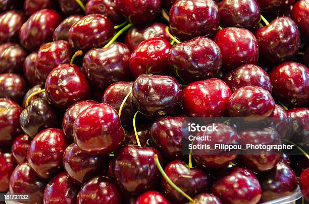 Deliciosos Vermelho Cherries - Fotografias de stock e mais imagens de Alimentação Saudável - Alimentação Saudável, Branco, Canteiro de flores