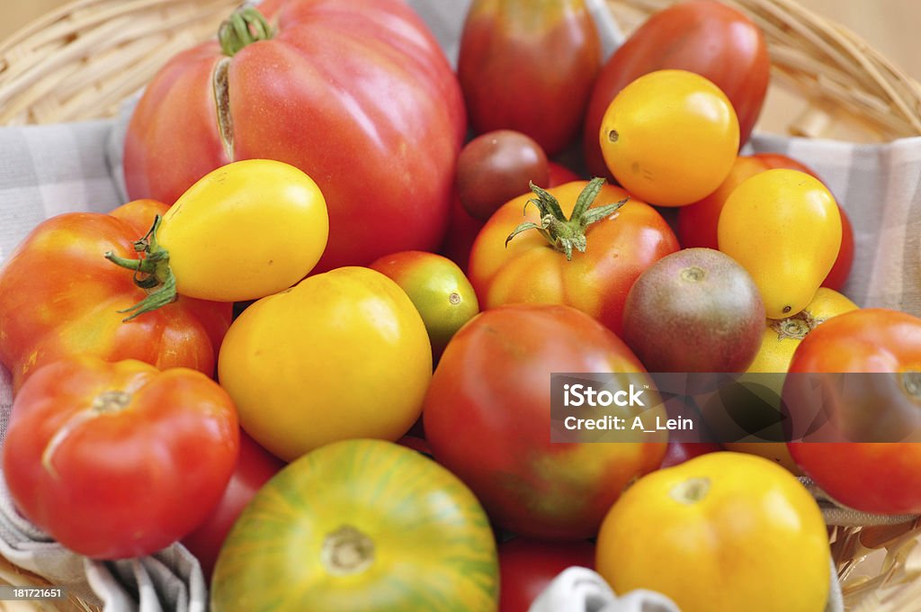 Colorato pomodori nel mercato degli allevatori - Foto stock royalty-free di Agricoltura