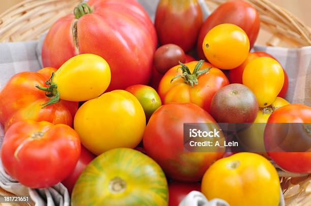 Tomates Colorido Mercado De Agricultores - Fotografias de stock e mais imagens de Agricultura - Agricultura, Amarelo, Comida