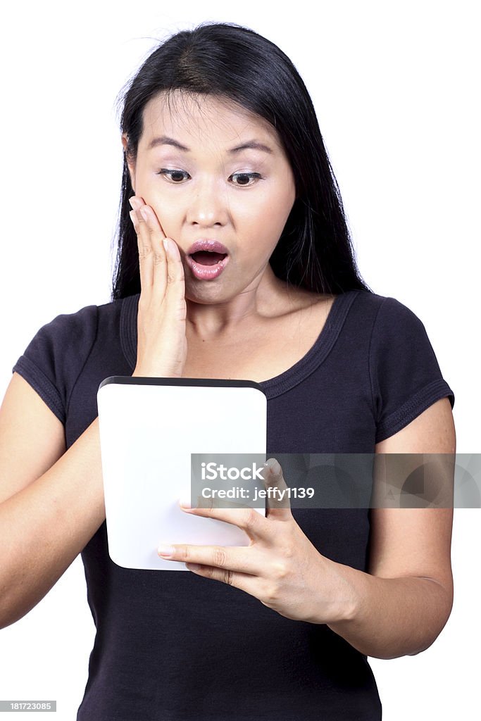 Bella donna felice guardando touch pad pc - Foto stock royalty-free di Adulto