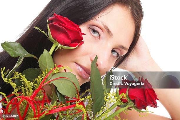 Grande Retrato De Atraente Jovem Mulher Segurando Uma Rosa Vermelha - Fotografias de stock e mais imagens de Adulto