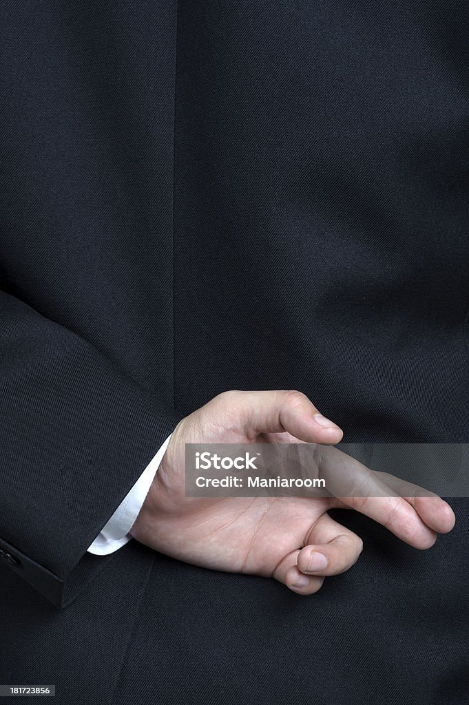 Biznes człowiek leżenie Sztuczny Skrzyżowane palce - Zbiór zdjęć royalty-free (Ręce z tyłu)