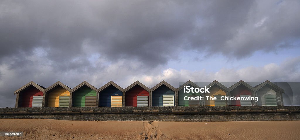 Playa, cabañas con nubes sobre - Foto de stock de Aire libre libre de derechos