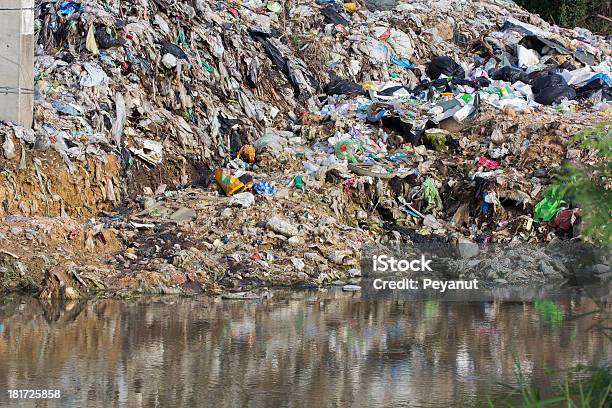 Lixo Poça - Fotografias de stock e mais imagens de Poluição - Poluição, Saco de Congelador, Acidente Natural