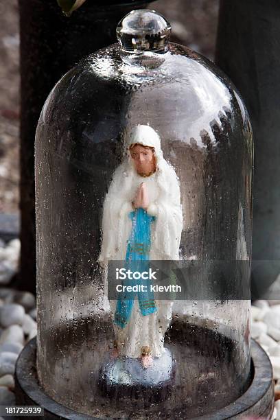 Dziewiczy Mary W Deszczu - zdjęcia stockowe i więcej obrazów Dzwon szklany - Dzwon szklany, Biblia, Bogini