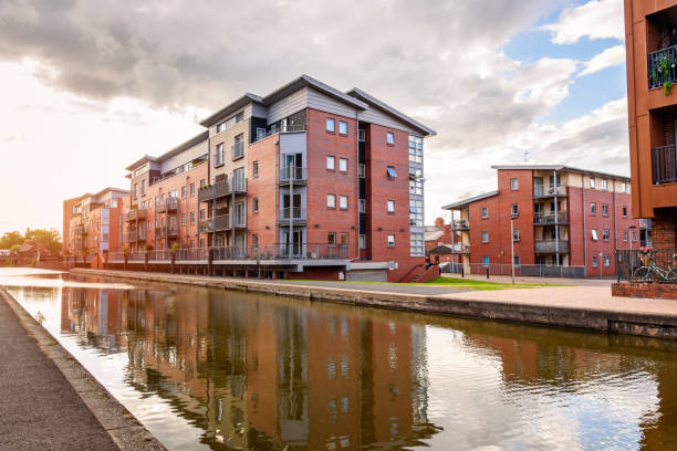 condominio lungo un canale al tramonto in estate - residential structure chester england england sunset foto e immagini stock