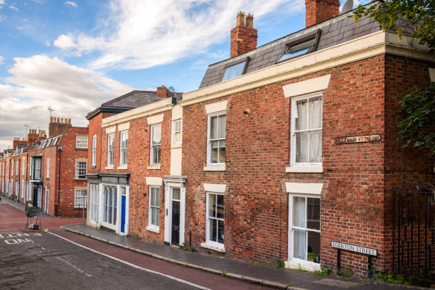 tradizionali case a schiera in mattoni rossi lungo una strada in una giornata estiva parzialmente nuvolosa - residential structure chester england england sunset foto e immagini stock