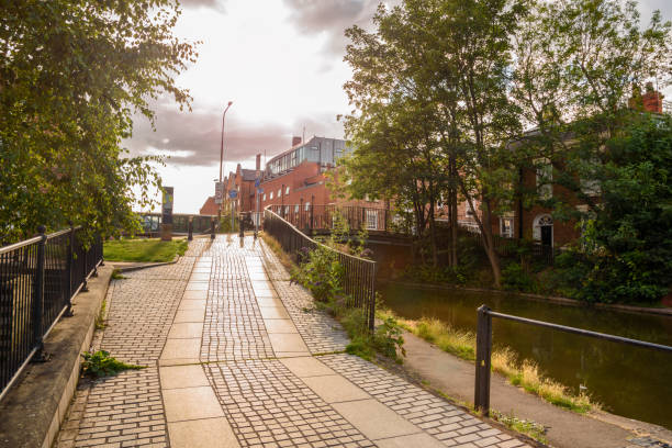 sentiero di ciottoli deserto che corre lungo un canale al tramonto - residential structure chester england england sunset foto e immagini stock