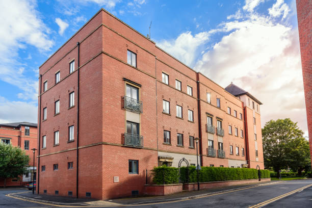 immeuble d’appartements en briques dans un lotissement - block blue brick building activity photos et images de collection