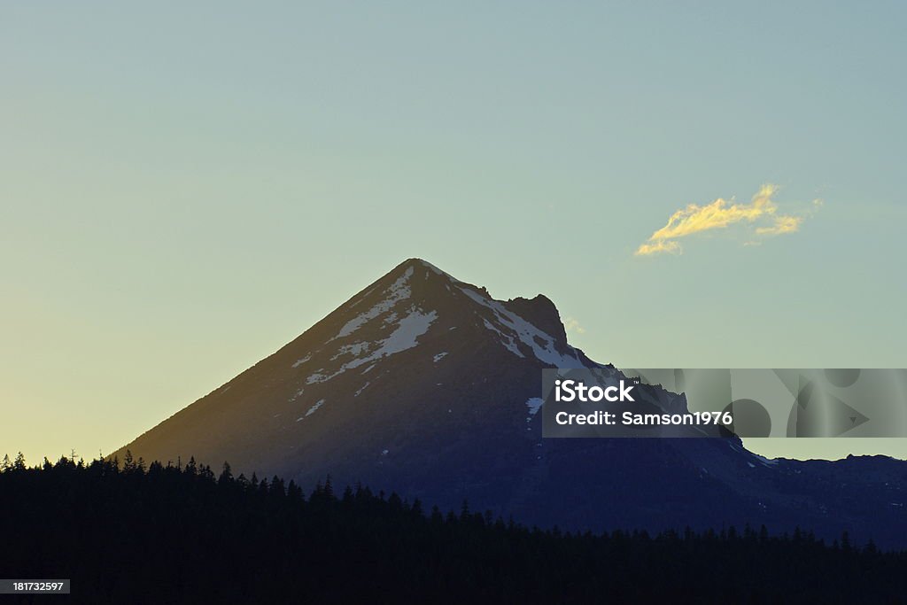 Monte McLoughlin pôr-do-sol - Foto de stock de Arrebol royalty-free