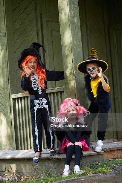 Celebrando Dia Das Bruxas - Fotografias de stock e mais imagens de Acabado - Acabado, Alpendre, Amizade