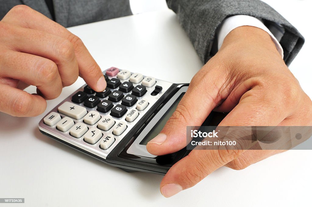 Homme d'affaires à l'aide d'une calculatrice - Photo de Activité bancaire libre de droits