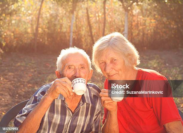 Senior Pareja Bebiendo Café En El Jardín Foto de stock y más banco de imágenes de 60-64 años - 60-64 años, 70-79 años, Adulto