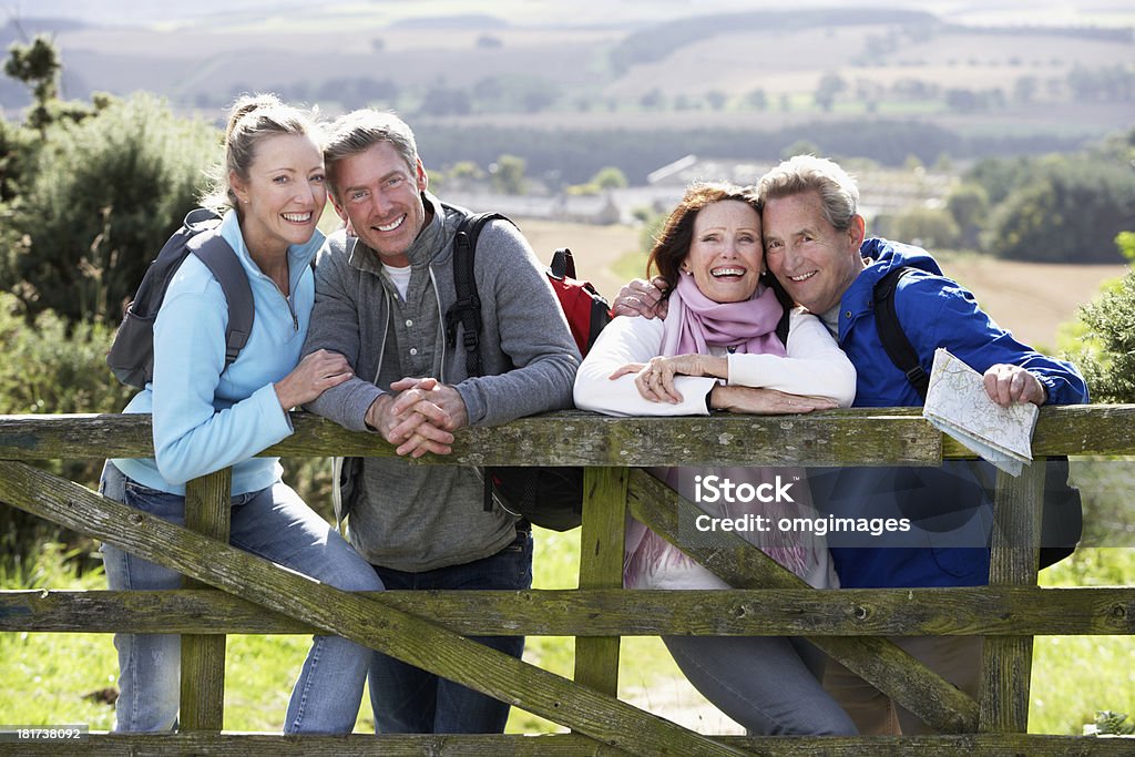 Gruppo di amici a piedi sul paese - Foto stock royalty-free di 60-69 anni