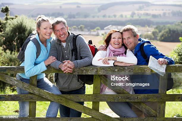 Gruppo Di Amici A Piedi Sul Paese - Fotografie stock e altre immagini di 60-69 anni - 60-69 anni, 70-79 anni, Adulto