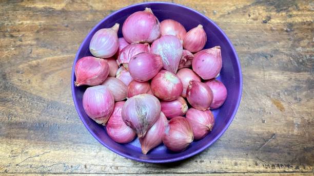 istock Shallots in a bowl on a wooden background 1817397872