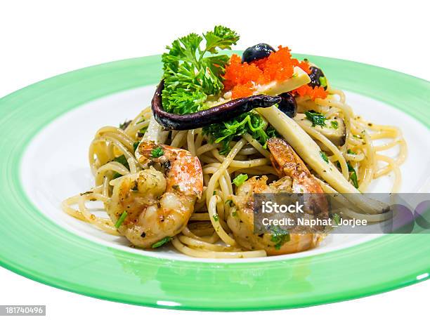 Esparguete Azeitona Preta Pimenta Com Camarão - Fotografias de stock e mais imagens de Alho - Alho, Alimentação Saudável, Almoço