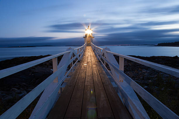 마쉘 포인트 등대 - lighthouse maine waters edge marshall point lighthouse 뉴스 사진 이미지