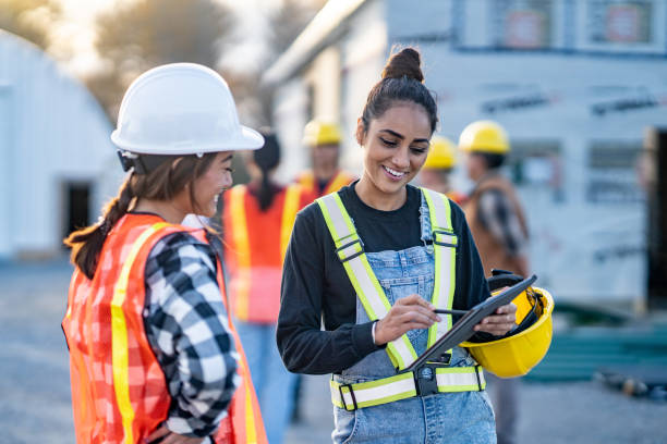 toma de instrucciones - jovenes construccion fotografías e imágenes de stock