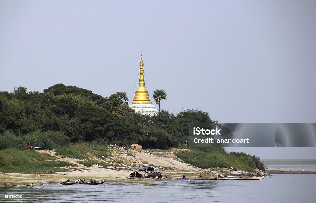 golden pagoda na Irrawaddi river - Zbiór zdjęć royalty-free (Architektura)