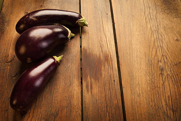 新鮮な eggplants のテーブル - old plank outdoors selective focus ストックフォトと画像