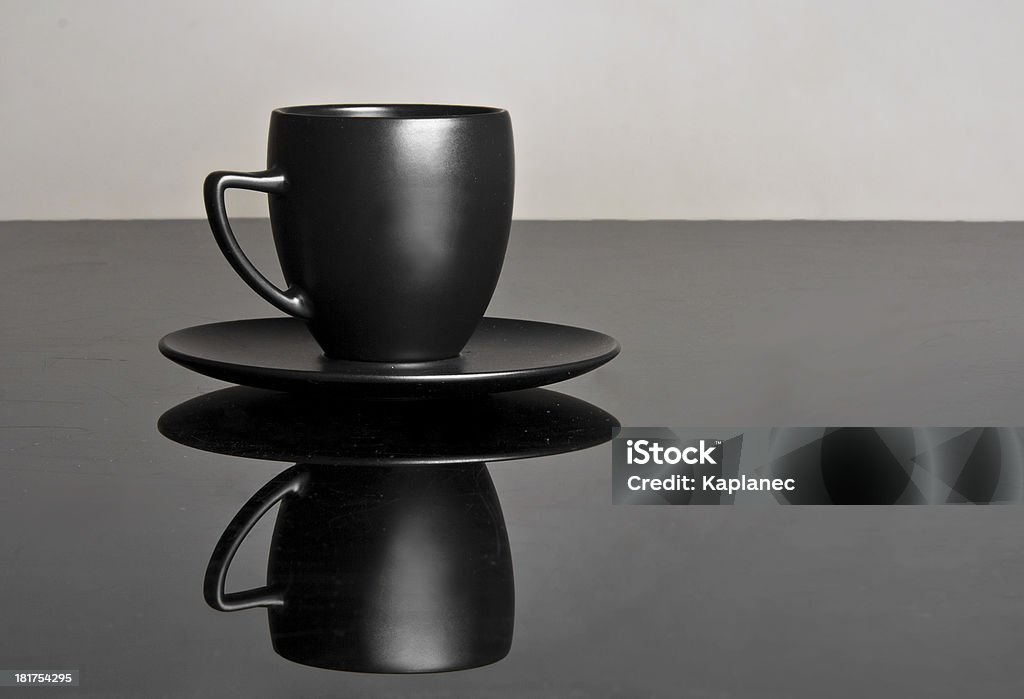 Elegantemente diseñado negro cup - Foto de stock de Bebida libre de derechos