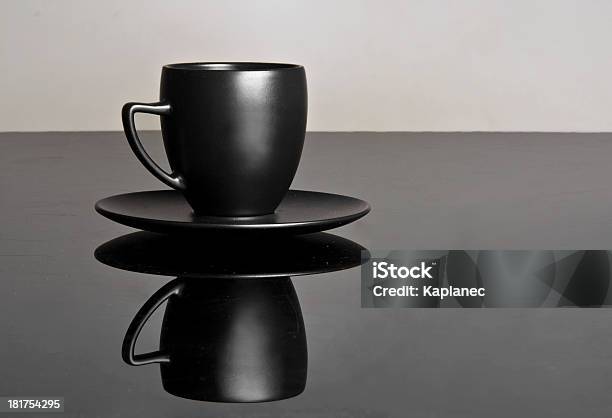 Elegantemente Diseñado Negro Cup Foto de stock y más banco de imágenes de Bebida - Bebida, Blanco - Color, Cafeína