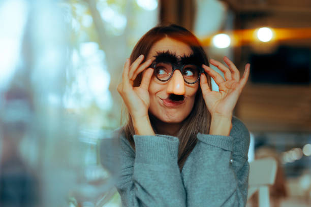Drôle De Femme Portant Des Lunettes D’accessoires De Fête De Moustache Idiote - Photo
