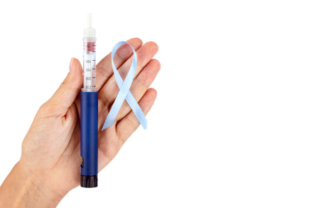 針付きの糖尿病注射器ペン、青いリボンは世界糖尿病デーのシンボルであり、テキストの上面図、ヘルスケア用のスペースがある白い背景に分離されています - glucose blood care white ストックフォトと画像