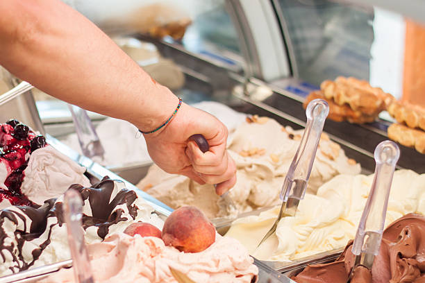 la vente de la crème glacée à gelateria - ice cream parlor ice cream dessert italian culture photos et images de collection