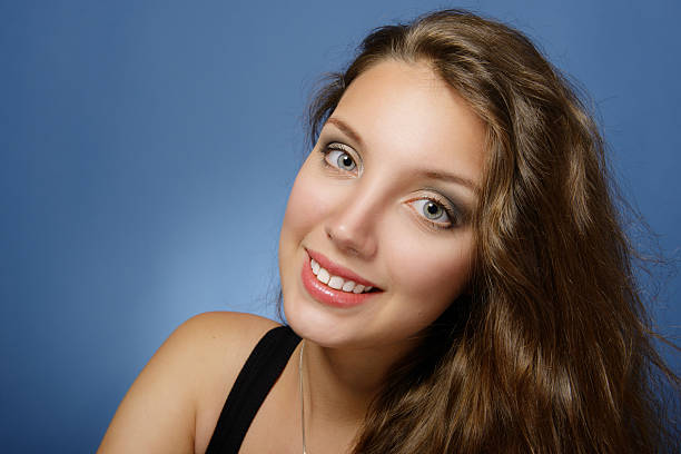 Retrato de una mujer bella - foto de stock