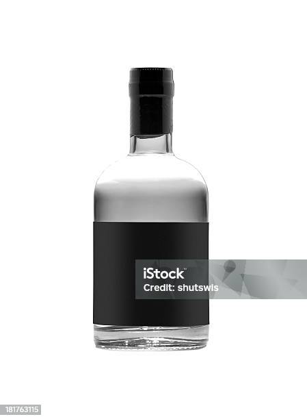 ブラックのウィスキーのボトルを白背景 - アルコール依存症のストックフォトや画像を多数ご用意 - アルコール依存症, ウイスキー, ウォッカ