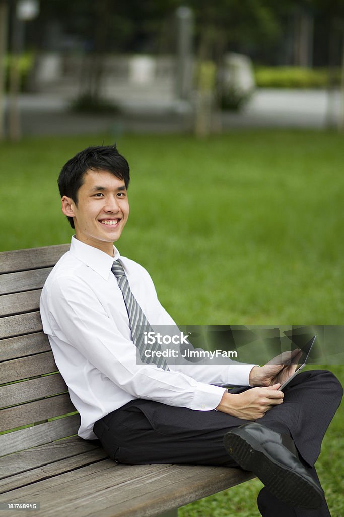Asian empresario trabajando al aire libre con un comprimido - Foto de stock de Accesibilidad libre de derechos