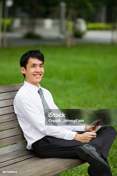 Asian Empresario Trabajando Al Aire Libre Con Un Comprimido Foto de stock y más banco de imágenes de Accesibilidad