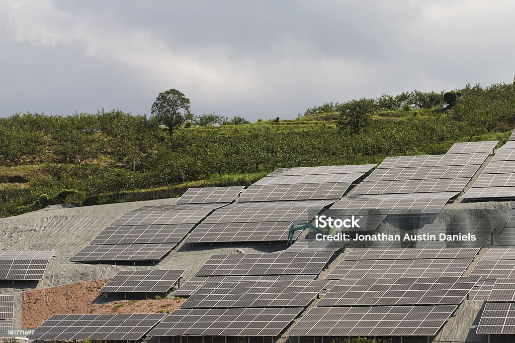 Painéis solares no Mountainside - Foto de stock de Céu - Fenômeno natural royalty-free