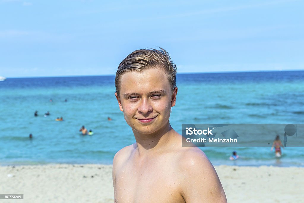 Bello sicuro adolescente in spiaggia con Capelli bagnati - Foto stock royalty-free di Acqua