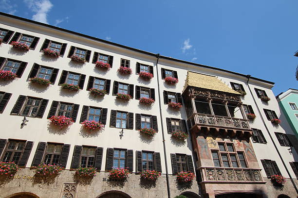 golden roof, goldenes dachl, centre de la vieille ville historique, innsbruck - annsäule photos et images de collection