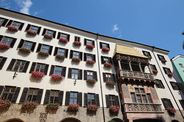 telhado de ouro, goldenes dachl, centro da cidade hist�órica, innsbruck - annsäule - fotografias e filmes do acervo