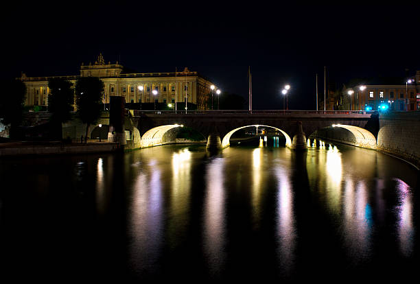 pont de stockholm avec des arches - norrbro photos et images de collection