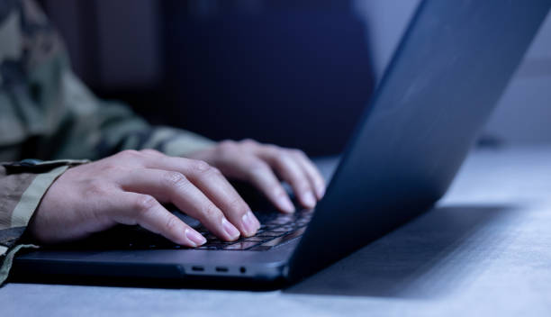 zbliżenie żołnierz człowiek pisanie ręką na klawiaturze laptopa, aby sprawdzić i użyć command for military operation test system w koncepcji pokoju biurowego - command_ zdjęcia i obrazy z banku zdjęć