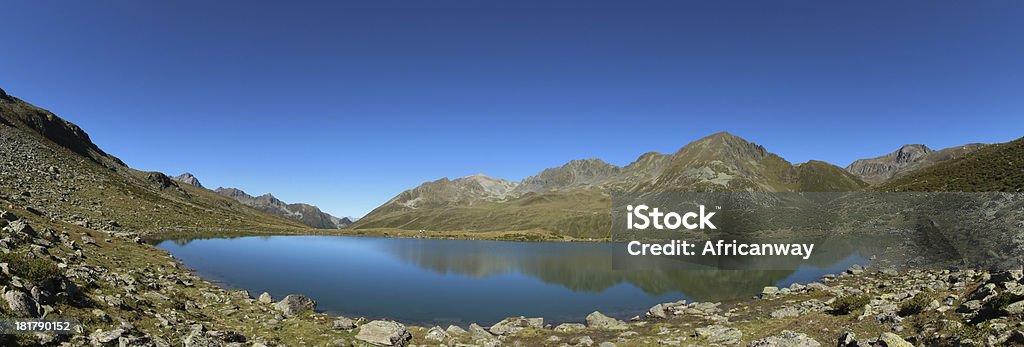 Panorama do lago de montanha alpino Hirschebensee, Kühtai, Tirol, Áustria - Foto de stock de Alpes europeus royalty-free