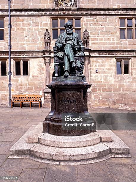 Photo libre de droit de Charles Darwin Statue De Shrewsbury banque d'images et plus d'images libres de droit de Angleterre - Angleterre, Architecture, Assis