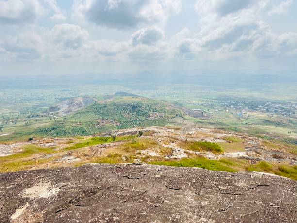 vista de la cima de la colina - nigeria abuja africa rock fotografías e imágenes de stock